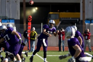 <p>Sophomore quarterback Greg Morse tosses a pass to sophomore wide receiver Fritz Waldvogel. (Josh Kleven/TommieMedia)</p>