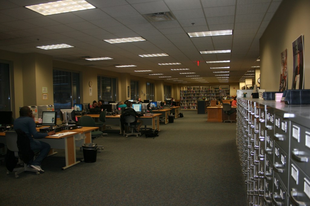 The first floor of the Keffer Library. (Lizzy Schmitt/TommieMedia)