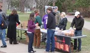 <p>Some members of the Liturgical Choir prepare sandwiches for students. (Brian Woitte/TommieMedia)</p>