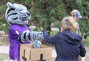 <p>Tommie stopped by to help hand out chips during the fish fry. (Brian Woitte/TommieMedia)</p>