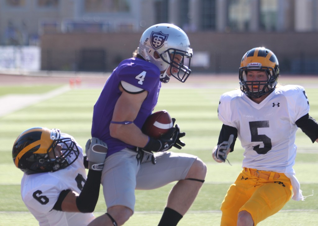 Senior Fritz Waldvogel caught four passes in the first half against Gustavus including this 26-yard touchdown from Dakota Tracy to put the Tommies up 13-0. (Alex Keil/TommieMedia) 