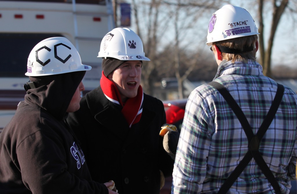 Tommie fans tailgate before Saturday's game. (Ryan Shaver/TommieMedia)