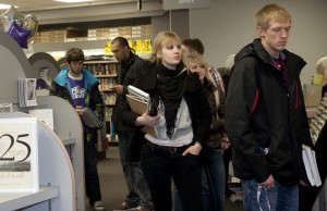 <p>Students wait in line at the Bookstore Monday. (TommieMedia)</p>