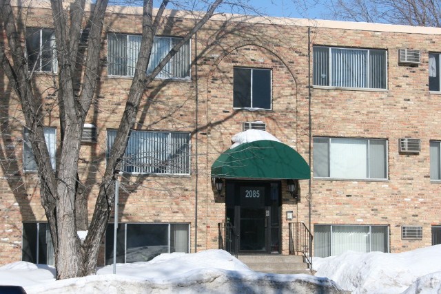 The apartments at 2085 Grand Ave. currently are used for sophomore housing. (Dan Cook/TommieMedia)