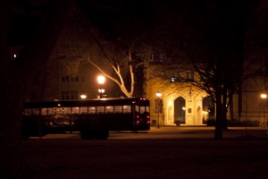 The Tiff's shuttle waits outside the St. Thomas arches Thursday night to shuttle students to the bar. O'Gara's Bar and Grill has added a similar shuttle for students. (Olivia Cronin/TommieMedia)