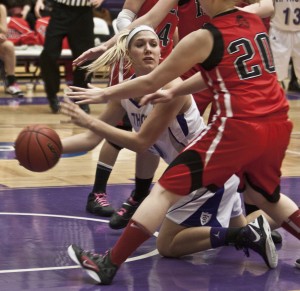 Sophomore Maggie Weiers makes a pass from her knees. Weiers scored 15 points against Martin Luther in the first round of the NCAA tournament. (Josie Oliver/TommieMedia)