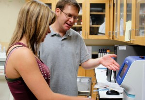 Junior biology major Chloe Lawyer works with professor Kurt Illig in a neurobiology lab. (Josie Oliver/TommieMedia) 
