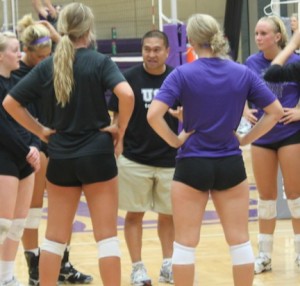 120910_Volleyball_3 Coach Thanh Pham encourages his team during practice. Pham has an overall record of 248-62 during his tenure as the St.Thomas head coach. (Jesse Krull/TommieMedia)