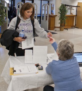 <p>Junior Anne George talks with librarians helping students register to vote on National Voter Registration Day. For the first time, the O'Shaughnessy Frey Library held a day-long event that gave students the chance to register to vote in this year’s presidential election. (Alex Goering/TommieMedia)</p> 
