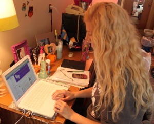 <p>Freshman Shannon Kelly browses the St. Thomas class of 2016 page. The admissions department began using social media as a means for reaching out to St. Thomas' classes. (Laura Landvik/TommieMedia)</p>