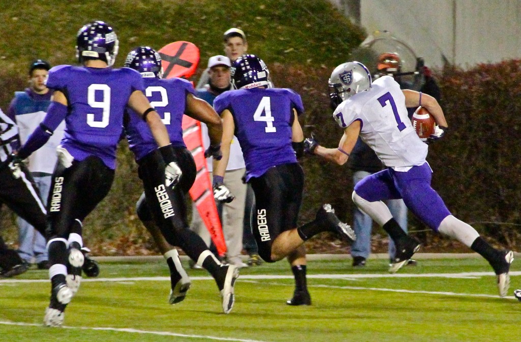 <p>Wide receiver Dan Ferrazzo carries the ball 10 yards for a touchdown off a field goal attempt. Ferrazzo tallied six catches and 37 yards in the first half. (Rosie Murphy/TommieMedia)  </p>