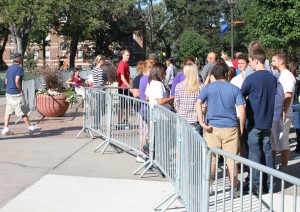 Crowds of new freshmen and their families gathered around the quad during Welcome Week. (Katie Broadwell/TommieMedia)