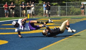 Junior wide receiver Dan Noehring catches a 22-yard pass from sophomore quarterback Matt O'connell. The Tommies head into half time with a 17-10 deficit. (Ali Stinson/TommieMedia)