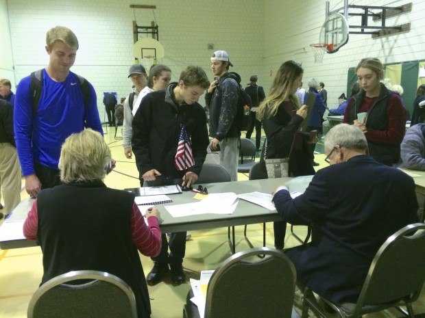 A group of St. Thomas students register to vote at the Groveland Community Center. (Noah Brown/TommieMedia)  