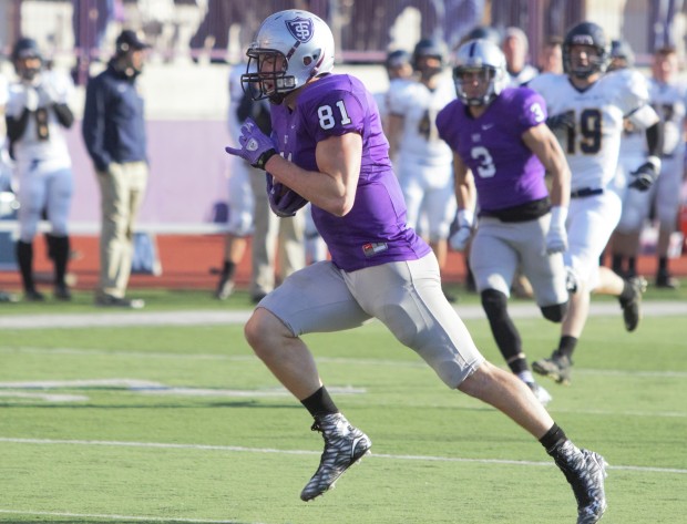 Tight end Charlie Dowdle runs it in for a touchdown. The Tommies were up 44-3 against Carleton at halftime. (Andrew Brinkmann/TommieMedia)