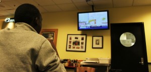 <p>Senior Albert Kertho watches the news in high definition at Scooters. The new HD package features more than 50 channels. (Dan Fastner/TommieMedia)</p>