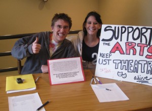 Junior Pat Gustafson and sophomore Jaece Kroll asked for signatures outside the Binz Wednesday. (Theresa Malloy/TommieMedia)