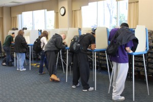 <p>Students vote in McNeely 100. (Cynthia Johnson/TommieMedia)</p>