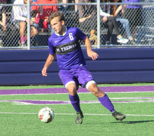 Midfielder Amos Nash prepares to pass the ball. Nash started eight games this season. (Spencer Flaten/TommieMedia). 