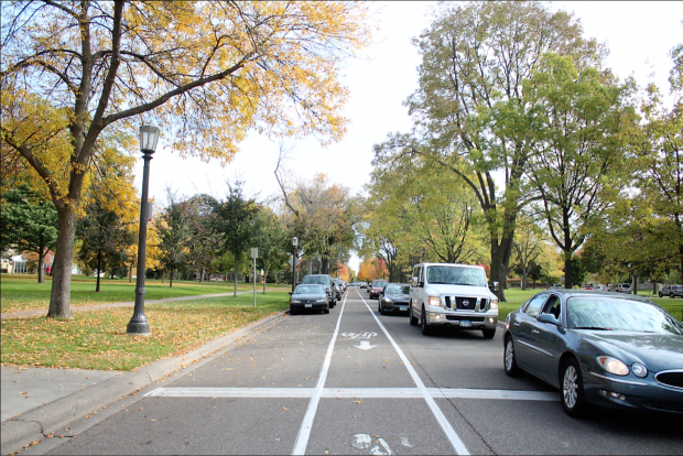 Cars drive along the busy Summit Avenue. There has been a recent spike in motor vehicle thefts since the beginning of the school year. (Danielle Wong/TommieMedia) 