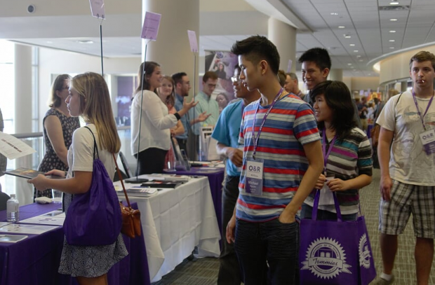 Incoming students peruse information tables in the Anderson Student Center during 2016 orientation. (Danielle Wong/TommieMedia). 
