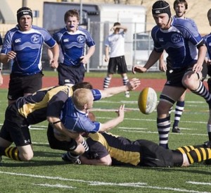 St. Thomas players try and keep the play alive in a match two years ago. (Jordan Osterman/TommieMedia)