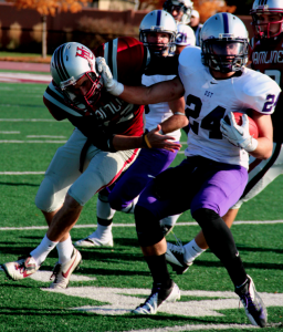 Defensive back Sean Hamlin evades Pipers in last year's matchup between St. Thomas and Hamline University. Hamlin had 5 tackles and an interception in the Tommies' 28-21 loss to Bethel last week (Rosie Murphy/TommieMedia). 