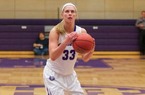 Forward Anna Smith prepares to take a shot. The Tommies defeated Luther College 60-57 Saturday night. (Grace Pastoor/TommieMedia)