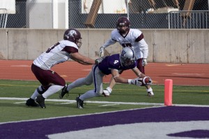 <p>Sophomore wide receiver Fritz Waldvogel dives in (Josh Kleven/TommieMedia)</p>