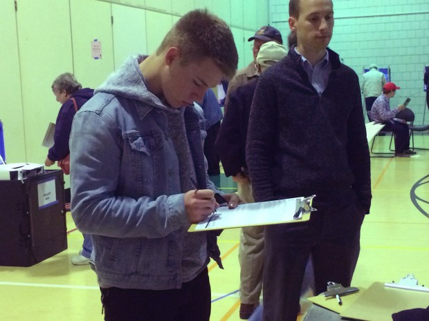 St. Thomas students prepare to vote at the Groveland Recreation Center in St. Paul.  (TommieMedia/Noah Brown).  