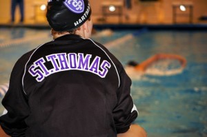 girl ophomore Rachel Hartman keeps track of laps for men's distance swimmer David Bailly. (Michael Ewen/TommieMedia)