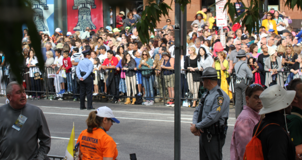 Crowds lined the street in Philadelphia Saturday in hopes of glimpsing Pope Francis. St. Thomas and St. Catherine students will face similar crowds tomorrow while attending the papal Mass. (Grace Pastoor/TommieMedia)