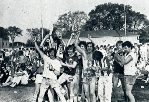 A group of Tommies celebrates at the Senior Send-Off. (Steve Van Hale/The Aquin)